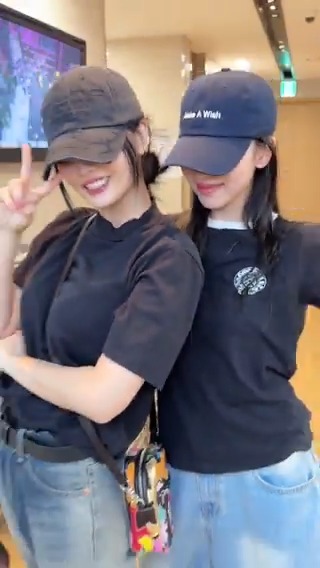 나연 언니 기다리면서 틈새 챌린지 찍기 📸 Dancing to ABCD while waiting for NAYEON 📸 🦋 Listen [NA] 🦋 #TWICE #트와이스 #NAYEON #나연 #NA #ABCD #MOMO #모모 #MINA #미나
