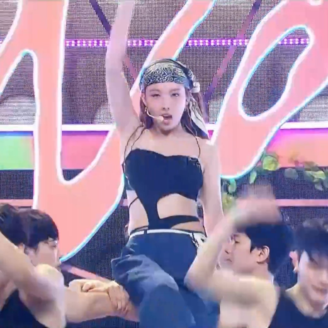 OMG NAYEON DOING THAT MOVE ON NATIONAL TELEVISION 😵‍💫😵‍💫