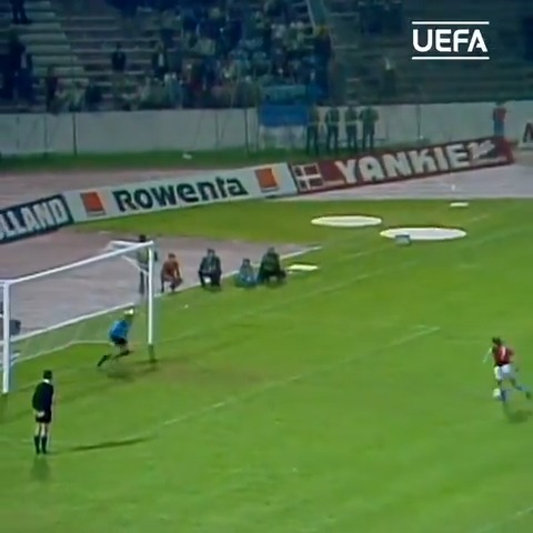 Se cumplen 48 años del día en el que un jugador inmortalizó su apellido en una manera de patear los penales ¿Quién? Antonin Panenka 🇨🇿. Un 20 de junio, pero de 1976, le dio su única Eurocopa 🏆 a Checoslovaquia. Así. 👇