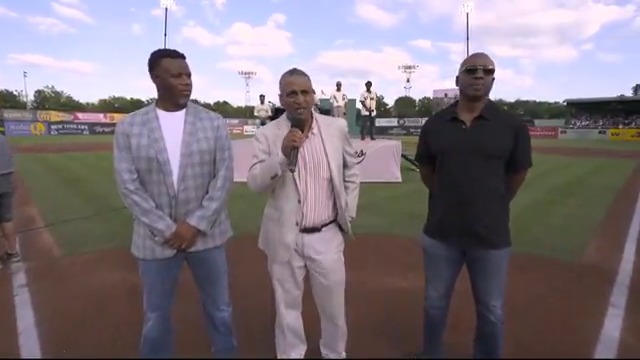 An emotional welcome to #MLBatRickwood. Michael Mays, Willie's son, with Barry Bonds and Ken Griffey Jr. at his side.