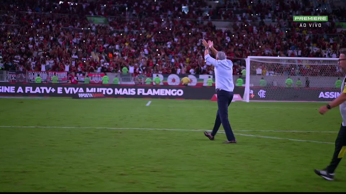 Tite comemorando junto com os jogadores e a torcida do Flamengo.