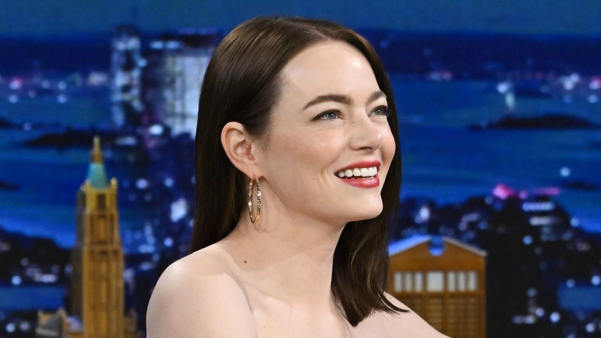 Emma Stone’s viral Kinds of Kindness dance was inspired by a behind-the-scenes moment on the Poor Things set! #FallonTonight
