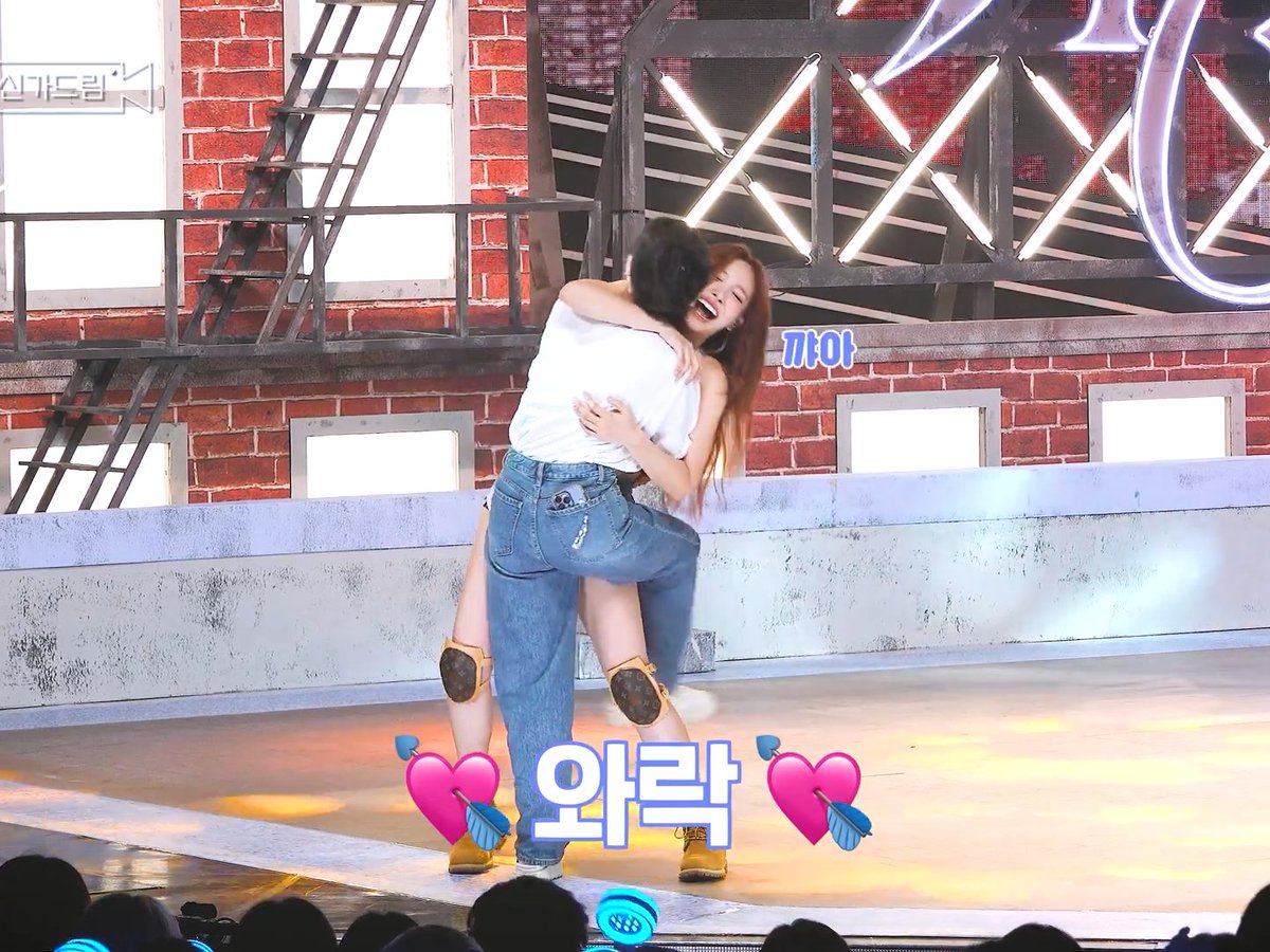 Dahyun coming on stage to hug Nayeon at Inkigayo, our YeonDub babies 🥺