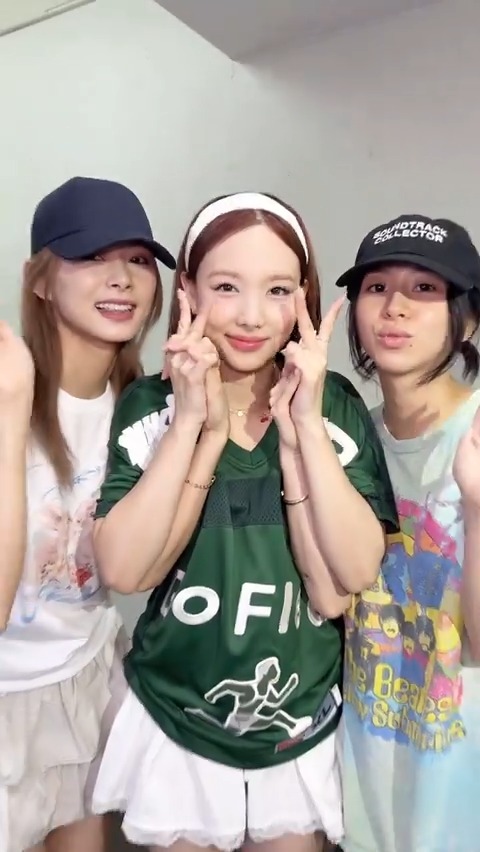 #ABCD with #CHAEYOUNG &amp; #TZUYU🐰🐯🦌 🦋 Listen [NA] 🦋 #TWICE #트와이스 #NAYEON #나연 #NA #채영 #쯔위