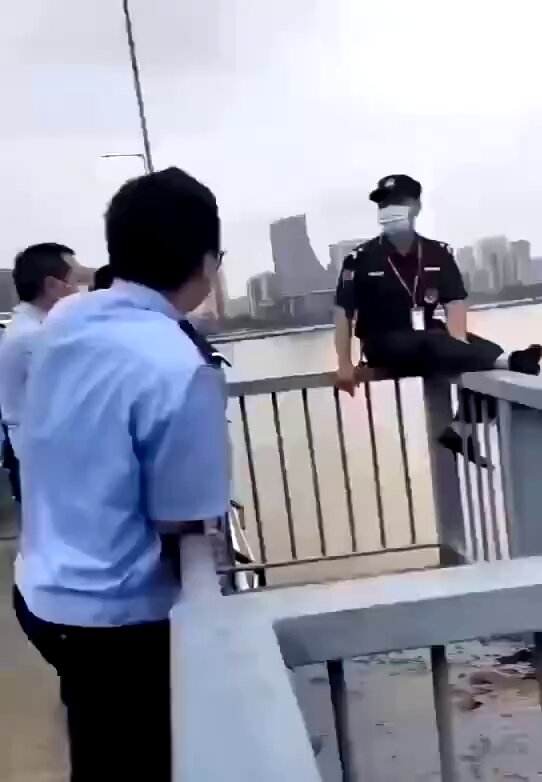 晚上好，这座桥11天跳下11个人，派一个保安守桥，第11天保安也要跳桥了，不给工资。