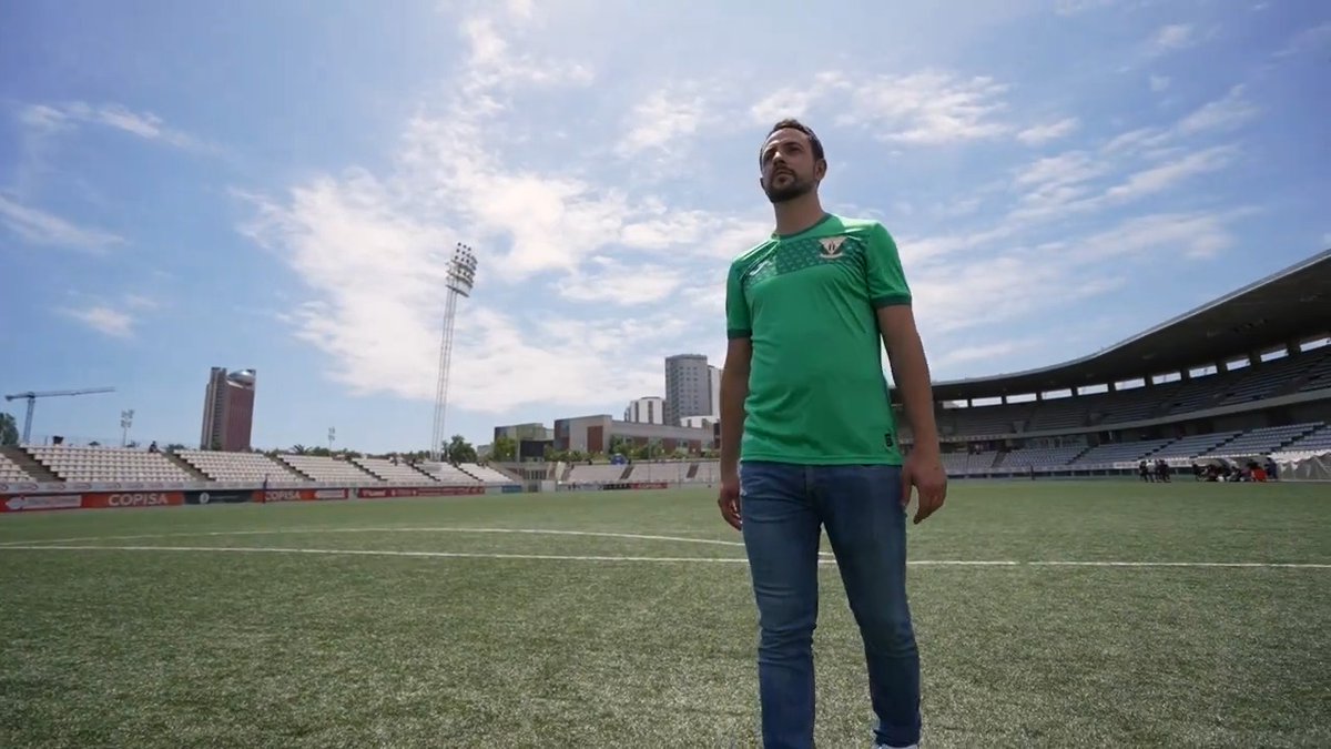 📽️ Diez años después de #UnaChilenaParaLaHistoria, volvemos por primera vez con Carlos Àlvarez a La Feixa Llarga de Hospitalet. 🤍💙 Simplemente, Club Deportivo Leganés.
