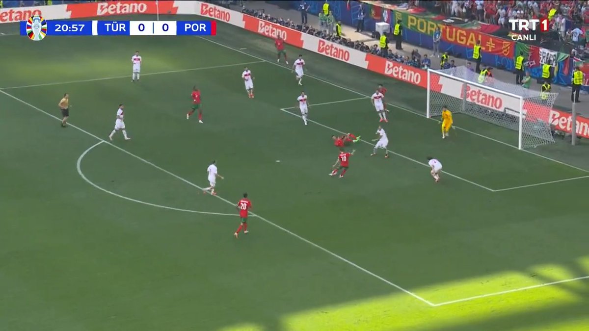 Ferdi burda kimi tutuyor? Bernardo normalde omun adamı ama Ferdi savunmak yerine izliyor...