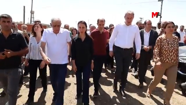 DEDAŞ'ın hakkında suç duyurusunda bulunduğu Eren: Onlara papuç bırakmayacağız Amed ve Mêrdîn'deki yangının elektrik hatlarından kaynaklandığını" söylediği için DEDAŞ'ın hakkında suç duyurusunda bulunduğu İbrahim Eren, iddialarının arkasında olduğunu belirterek, "Onlara papuç bırakmayacağız" dedi