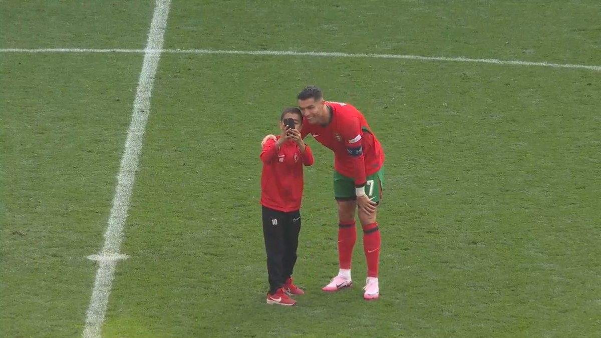We don't support running on the field during games but this moment between Ronaldo and a young fan who rushed the field was too adorable 🤳❤️