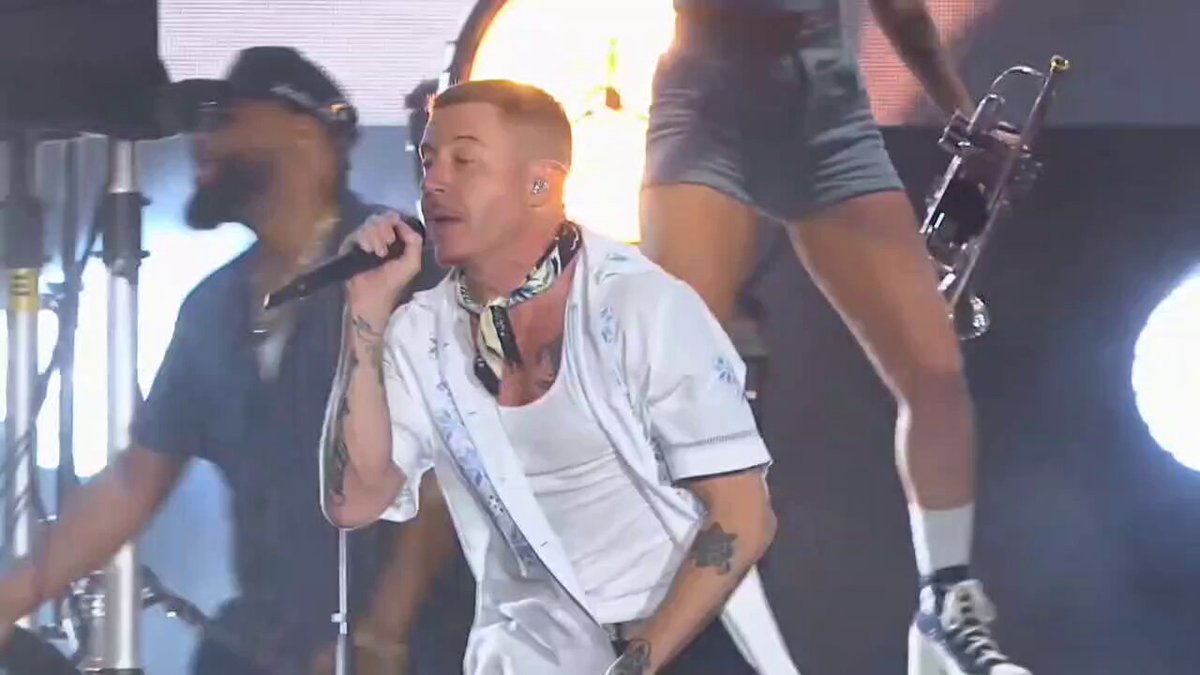 Macklemore durante "Can't Hold Us" no Rock in Rio Lisboa.