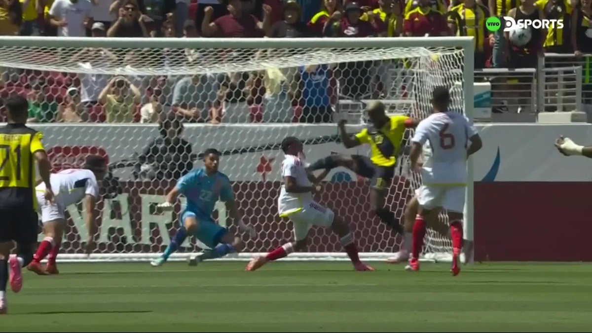 🚨🇪🇨 ROJA DIRECTA para Enner Valencia por esta falta sobre José Martínez. Baja más que sensible para la Selección de Ecuador...