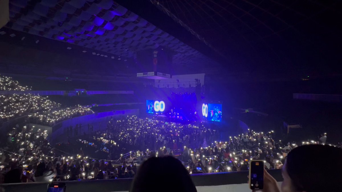 CAN WE ALL AGREE THAT ‘HURDLE’ WAS THE HIGHLIGHT OF SUHOME IN MANILA BECAUSE SUHO PROVED THAT NO EXTENDED STAGE CAN’T STOP HIM FROM ENJOYING THIS SONG & WHEN WE SAW HIM HAVING FUN, WE LOST IT 😭 PLUS THE BALLOONS DANCING AROUND THE VIP AREA (Big thanks to our Eris at that section for making it possible really) #SUHO #수호 #준면 #김준면 #준며니 #SUHOMEinMANILA #SUHOME EXO