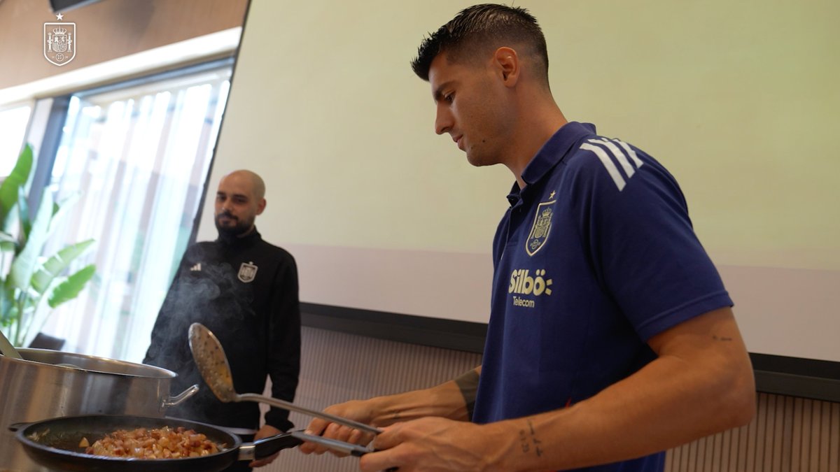 🇪🇸🍝 Alvaro Morata cooked carbonara for his Spain teammates... they enjoyed it! He's cooking. 😎👨‍🍳 #EURO2024
