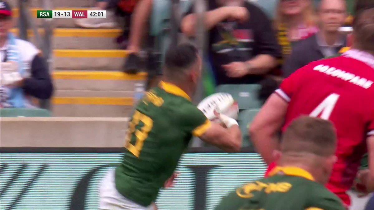 Only a small whinge on this one, as we were outclassed in the second half and we would have lost anyway, but it was a 1 point ball game when this try was allowed. How can a full team of supposedly elite international officials wave this through?