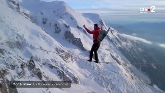 🧗 Images exceptionnelles du passage de la flamme olympique dans le massif du Mont Blanc. ❄ #Highline, #parapente, cordée, #escalade, ski d'alpinisme...cette 39e étape est l'une des plus belles. @infofrance2 franceinfo #paris2024 #relaisdelaflamme #jeuxolympiques