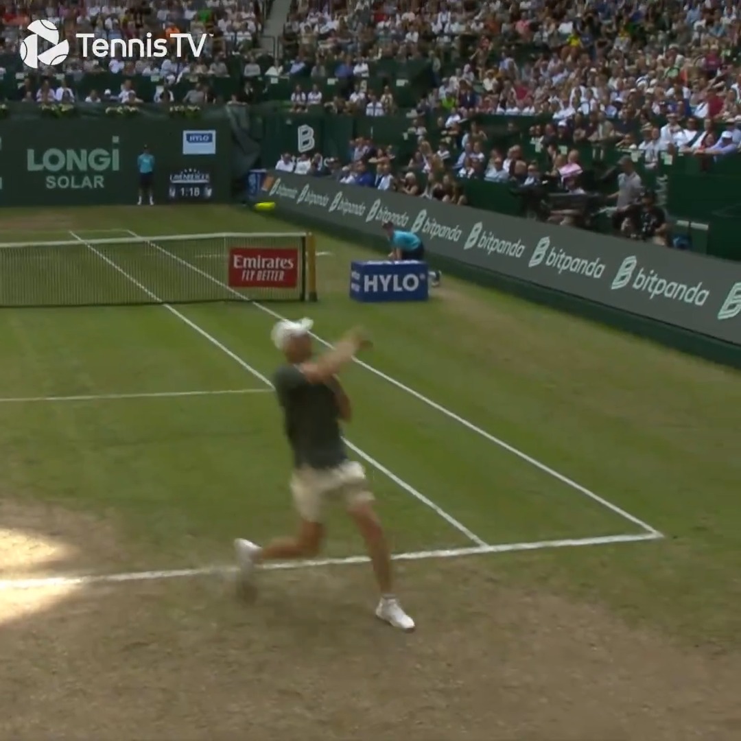 Hubi Hurkacz hits one of the shots of the year against Jannik Sinner in Halle. Backwards facing slap shot winner against the world #1. This can’t be real. One of the most casually cool shot makers in tennis. 🇵🇱🥶
