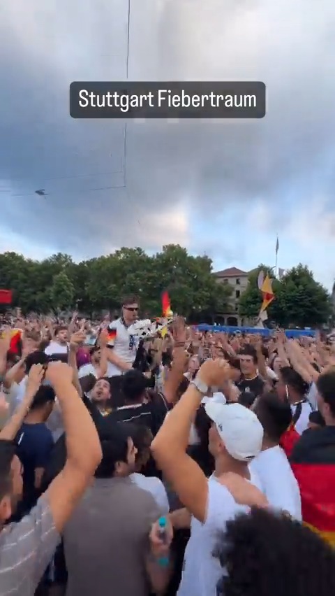 ¡AL RITMO DE WAKA WAKA! Los hinchas alemanas se aferran a la ilusión en la #EURO2024 y armaron una verdadera fiesta con el recordado hit mundialista de Shakira. 📹 IG | Andre Schnura