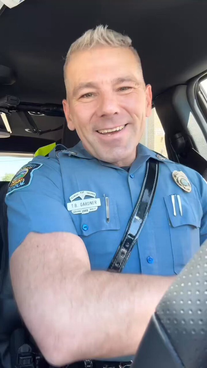 On duty and heading to Independence, MO, for the State Troopers Safety Conference. What traffic issues concern you? Your input is valuable. 🙂 #SOCIALmedia #LESM