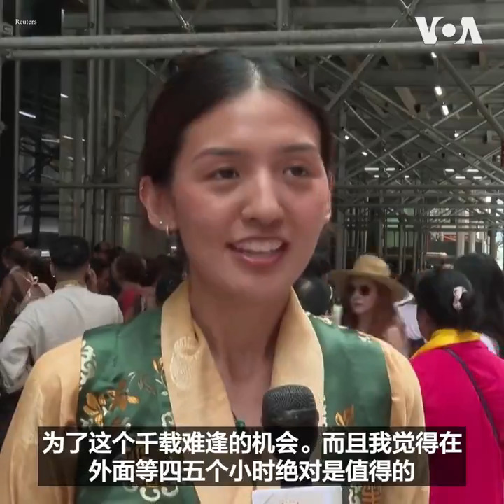 西藏精神领袖达赖喇嘛23日抵达纽约,准备在美国接受膝盖治疗。许多民众和支持者聚集在曼哈顿的酒店外欢迎达赖喇嘛。 更多报道: