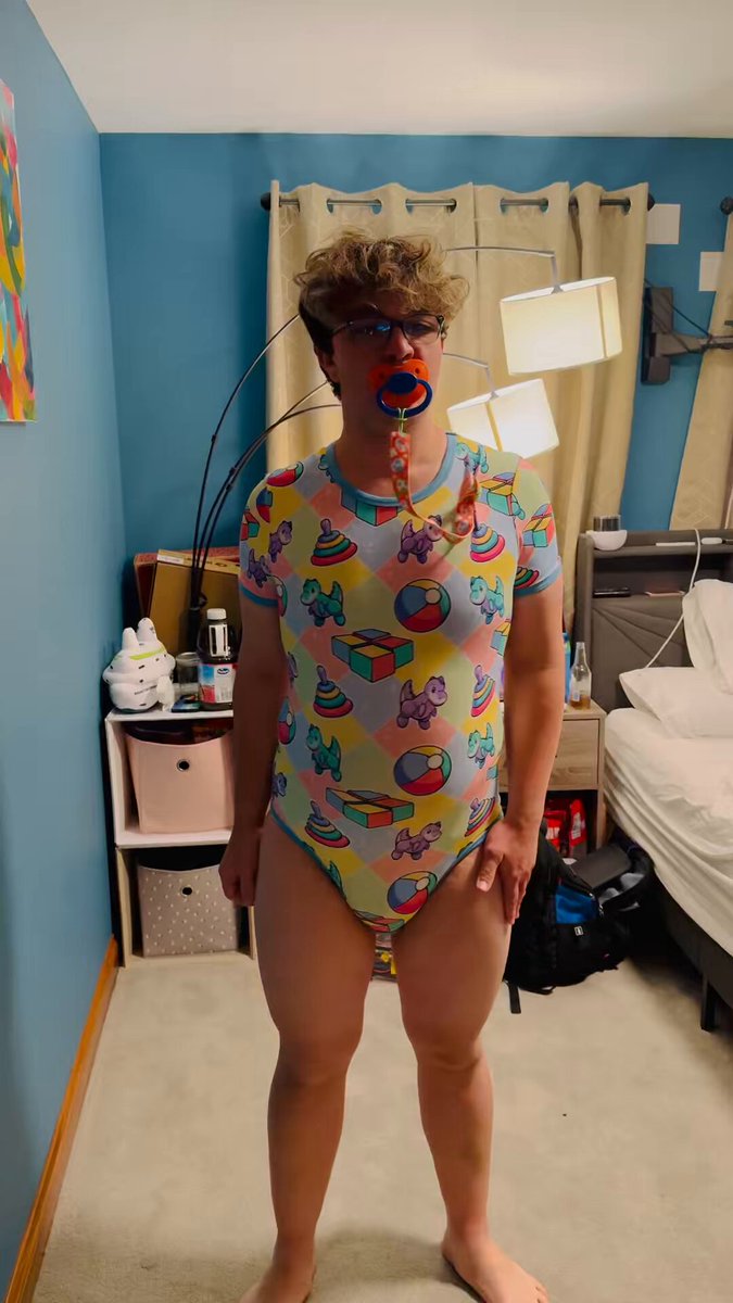 Felt like getting my grove on hehe🕺should I host an ABDL dance party? 🤪😜 #abdl #diaperboy #soggysunday #weekend #gayabdl