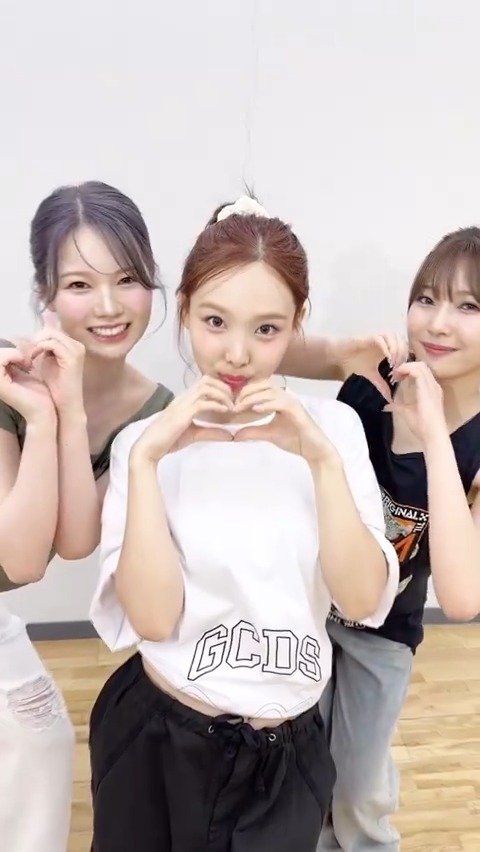 #ABCD with #AYAKA &amp; #MAYUKA 💞 🦋 Listen [NA] 🦋 #TWICE #트와이스 #NAYEON #나연 #NA #NiziU #니쥬 #아야카 #마유카