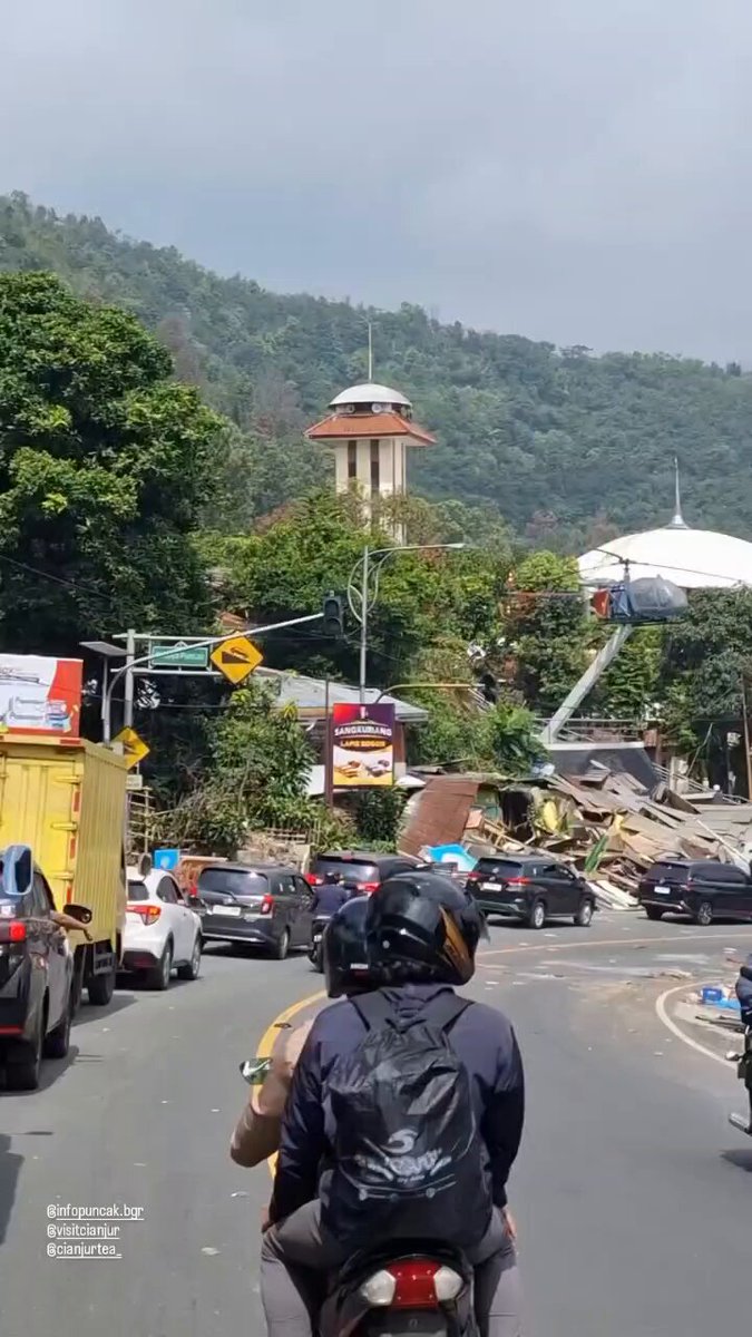 Pembongkaran lapak pedagang di kawasan Puncak Cisarua Bogor. Menurut barudaks?