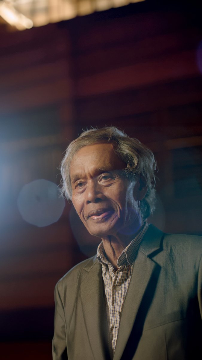 Step into a world where tradition meets dedication as Che Lah recites his heartfelt sajak. We honour his legacy with "PETRONAS Maju Jaya," an inspiring anthem since 1979, acknowledging the enduring impact of Che Lah and the contributions of many others.