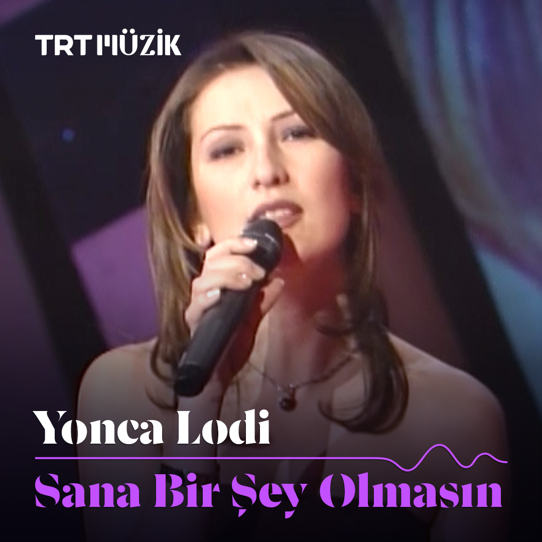 Yonca Lodi, 1999 tarihli ilk albümünde yer alan "Sana Bir Şey Olmasın" adlı duygusal şarkısını söylüyor. 🌹