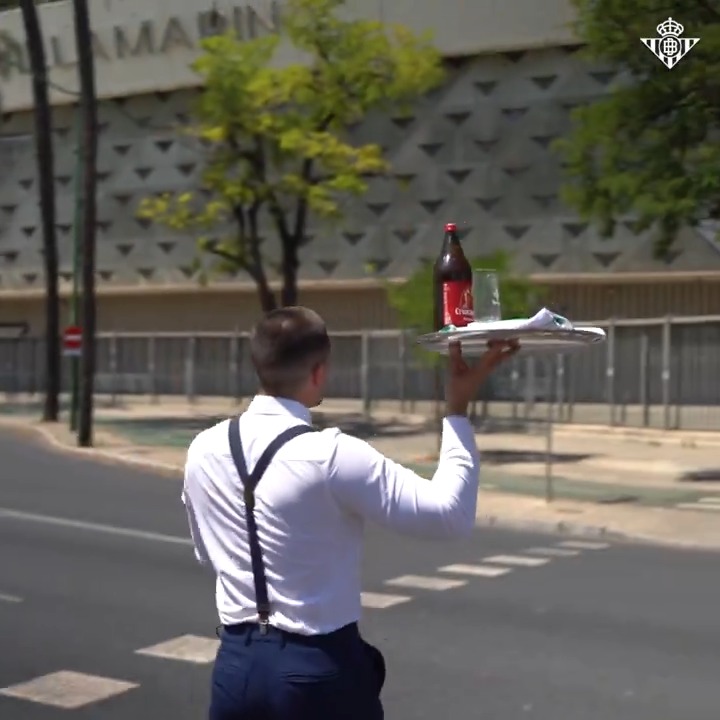 👔🍺😎 Con permiso, buenas tardes.