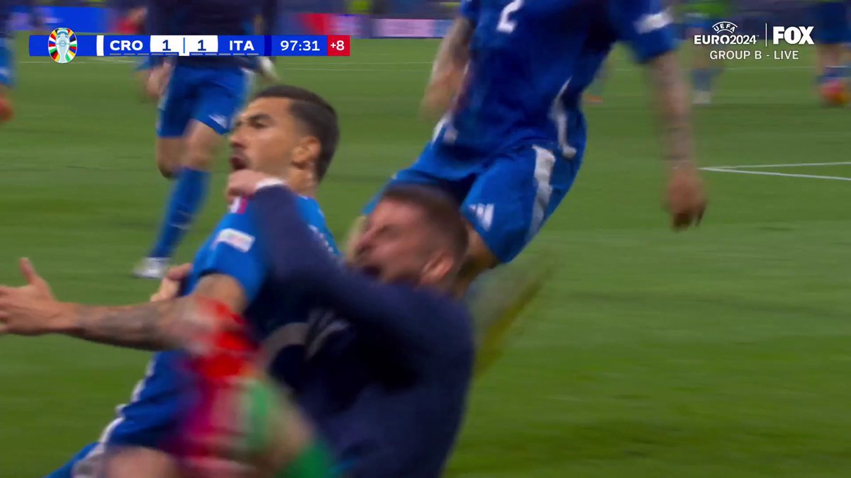 ITALY IN THE 98TH MINUTE 😱 AS IT STANDS ITALY IS MOVING ON 🇮🇹