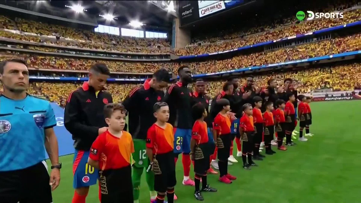 La emoción de Richard Ríos cantando el himno.