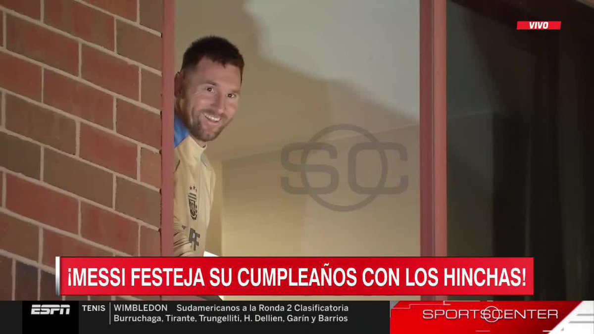 Leo Messi greets the people outside the hotel! 😄
