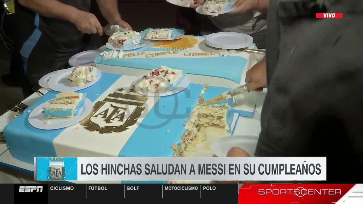 “Messi” Porque pidió bajar la torta de su cumpleaños y compartirla con los argentinos que se acercaron a saludarlo.