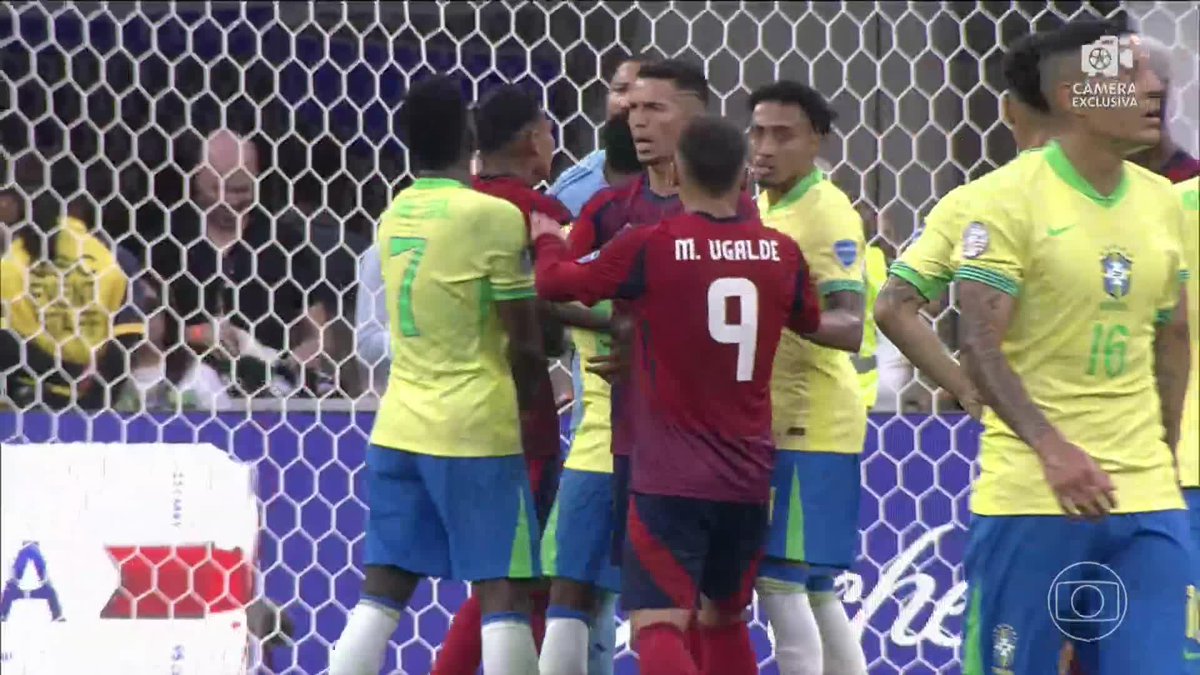 Câmera exclusiva da Rede Globo flagrou toda confusão envolvendo o goleiro Patrick Sequeira da Costa Rica e Vini JR. 📽️: ge