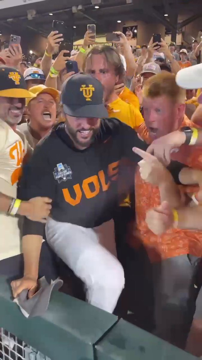 TONY VITELLO JOINS THE FANS‼️ Tennessee Baseball | #MCWS