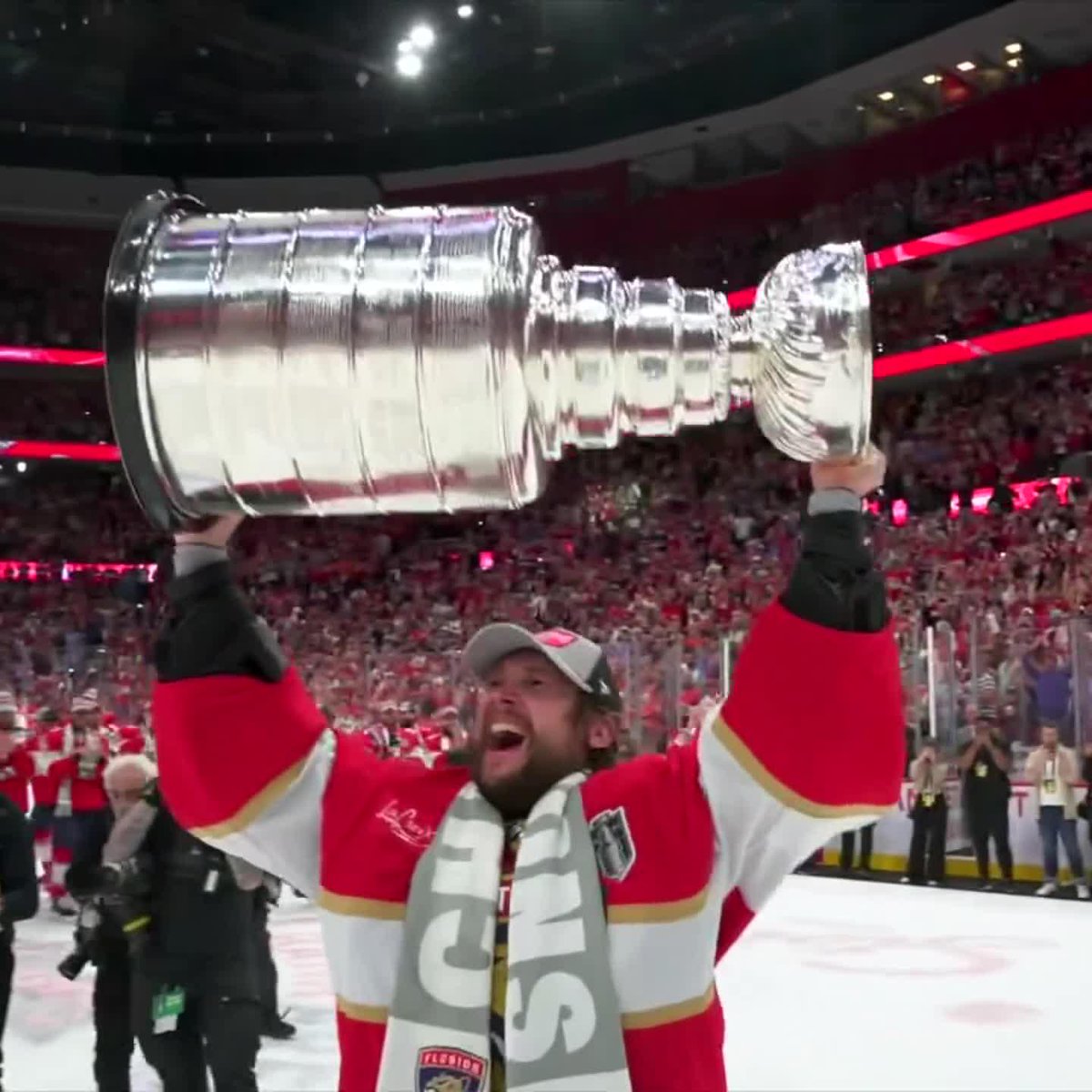 BOBROVSKY GOT HIS STANLEY CUP MOMENT AFTER 14 YEARS IN THE NHL 🏆