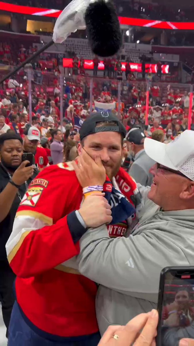This moment between Matthew Tkachuk with his family ❤️