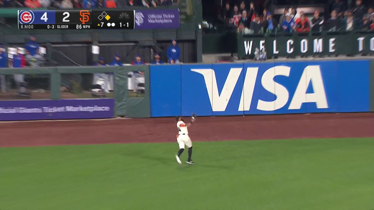 An over-the-shoulder basket catch in center field 🥹