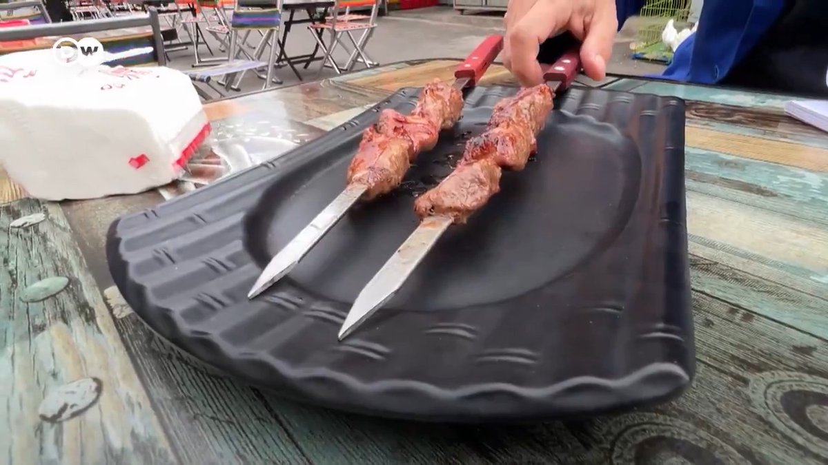 【中国威胁对欧盟猪肉征关税 餐桌上的美食恐变昂贵】 欧盟计划对中国产电动汽车加征关税,北京也威胁要反制来自欧洲的猪肉。正在中国大连参加达沃斯夏季峰会的德国之声总编Manuela Kasper-Claridge发现,中国人非常爱吃猪肉,即将到来的贸易战可能会让餐桌上的美食更昂贵。#dwbusiness