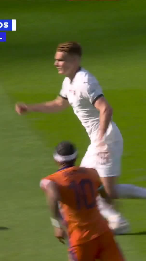 Oostenrijk staat bekend om zijn stormachtige openingsfase en die wordt gelijk beloond met een goal. Malen probeert een voorzet van links weg te werken, maar die bal eindigt in het net 😳 Nederland - Oostenrijk (0-1) Kijk live mee → #NEDOOS | #EURO2024