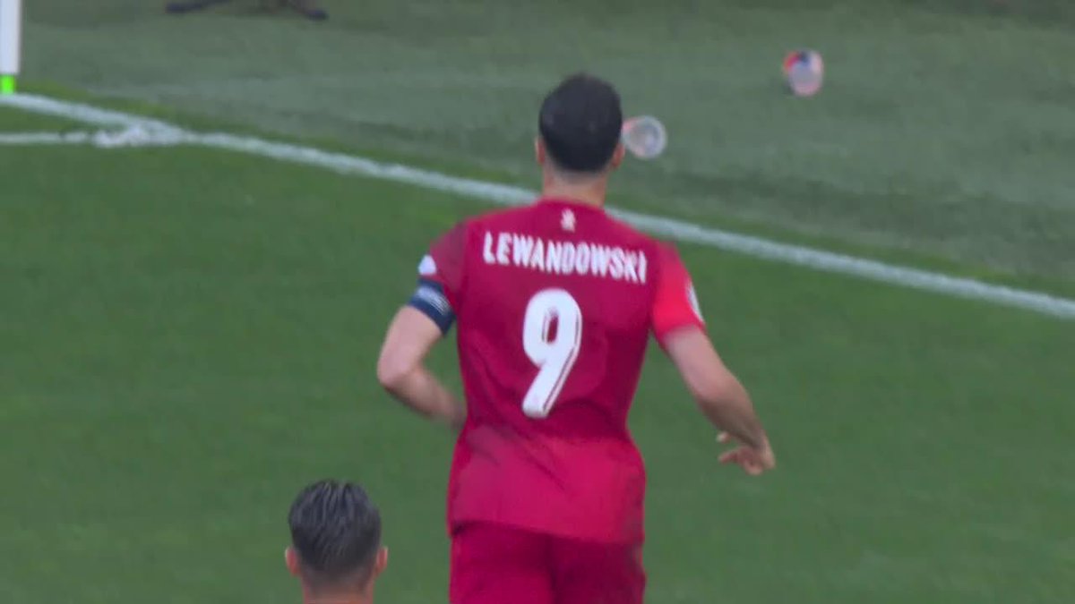 Robert Lewandowski 🇵🇱 tuvo repetición del penal y esta vez no falló. Así firmó el 1-1 en Polonia-Francia.