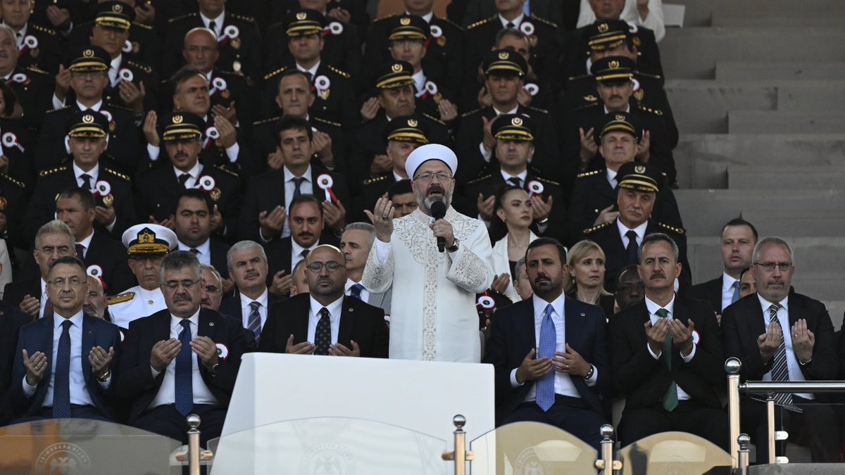 İlahi Ya Rabbi! Mezuniyet merasimlerini yapmış olduğumuz polislerimizi iki cihanda aziz eyle, Kendilerine başarılar ihsan eyle, Görevleri başında en güzel bir şekilde devletimize, milletimize hizmet etmelerini nasip eyle. Cumhurbaşkanımız Sayın Recep Tayyip Erdoğan'ın katılımlarıyla düzenlenen Polis Akademisi Mezuniyet Törenine katıldık. Görevlerine başlayacak olan tüm polis akademisi mezunlarına başarılar diliyorum.