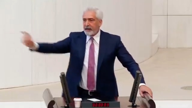 Diyarbakır-Mardin yangını ile konuşan AK Parti Milletvekili Galip Ensarioğlu'ndan DEM Parti'ye: "Sorumluluğun büyüğü sizde, belediyeler sizde, itfaiye sizde. Görevinizi yapmadınız. Keşke özeleştiri verseniz Milletin ölüsü üzerinden siyaset olmaz"