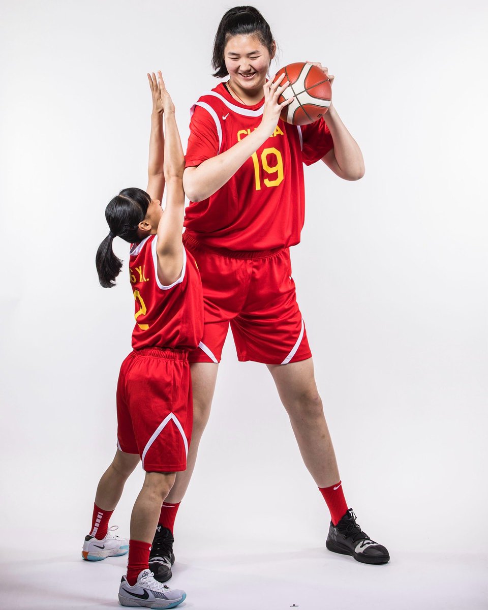【まだ17歳】"身長220cm"の女子バスケ選手チャン・ツーユウが中国代表デビュー🏀日本のファンも衝撃「さすがに異次元」