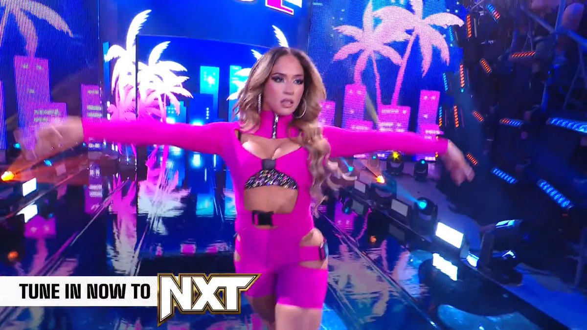 Look who it is! Valerie Loureda wants a front row seat to watch roxanne 😏 #WWENXT