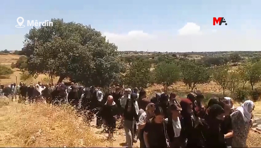 Mawa Bölgesinde yaşanan çatışmada yaşamını yitiren YJA-STAR’lı Sultan Dağ'ın mezarı, “Şehîd namirin” sloganları eşliğinde kitlesel ziyaret edildi.
