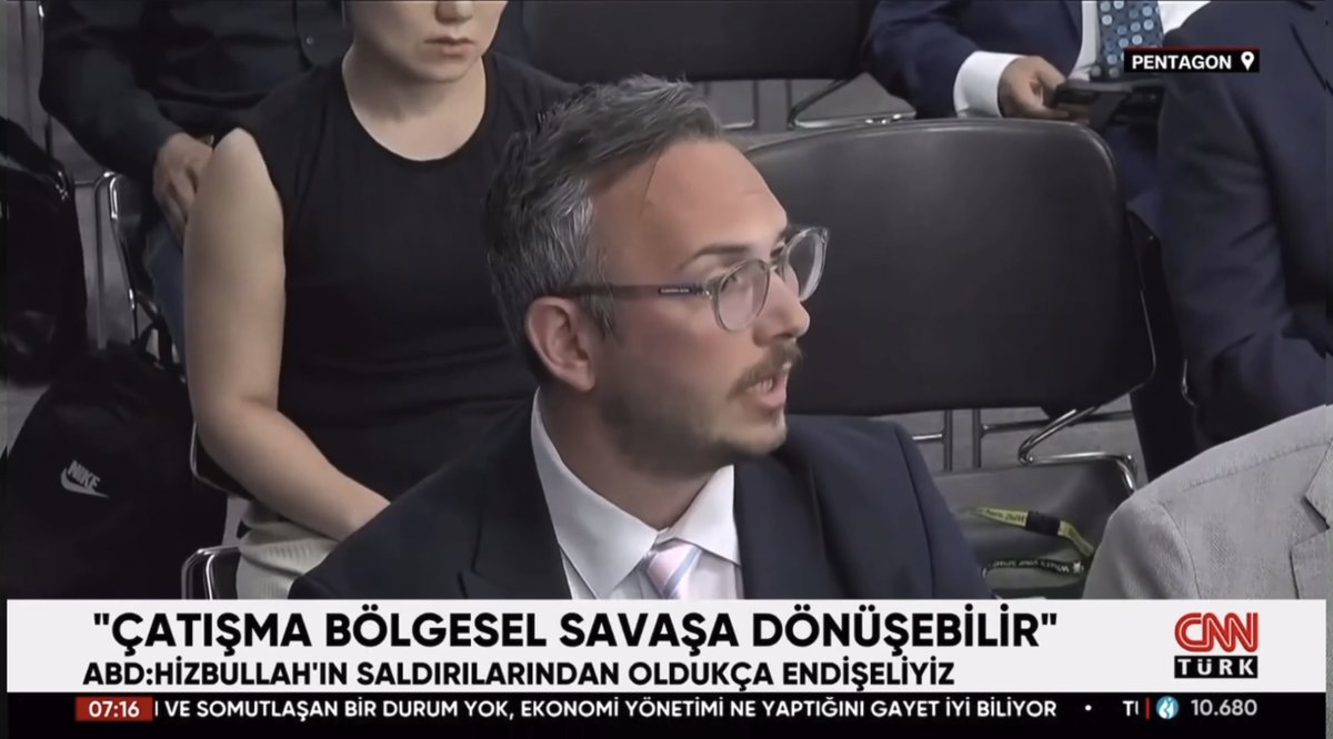 LÜBNAN’DA SAVAŞ İHTİMALLERİ — Dün İsrail Savunma Bakanı Gallant’ın Pentagon’da “Kuzeyde güvenliği sağlamaya ve sahada gerçekliği değiştirmeye kararlıyız” dediğini aktarmıştım Bugün de Cumhurbaşkanı Erdoğan “İsrail şimdi de gözünü Lübnan’a dikti” dedi Peki dün “Bölgesel savaşa dönüşür. Orta Doğu için felaket olur” diyen ABD, İsrail yine tam tersini yaparsa yine askeri olarak destek verecek mi? Pentagon’a sordum: •Başbakan Netanyahu İsrail'in iki cephede iki savaşa hazır olduğunu söylemişti. Bugün de İsrail Savunma Bakanı kuzeyde güvenliği sağlamaya ve sahadaki gerçekliği değiştirmeye kararlı olduklarını söyledi. Artık bunun Pentagon için bir varsayım olmaktan çıktığını, bölgede topyekun bir savaşa dönüşebileceğine dair bir hesap haline geldiğini Bakan'ın bugünkü açıklamalarından görüyoruz. •Eğer bu gerçekleşirse, İsrail askeri olarak ABD'ye sırtını yaslayabilir mi? Çünkü daha önce de ABD’nin bir şey söylediğini ve İsrail’in dinlemeyip başka şeyler yaptığını görmüştük ama yine de siz askeri olarak onların arkasındaydınız. TÜMGENERAL PATRICK RYDER, PENTAGON SÖZCÜSÜ Soruyu takdir ediyorum ama saygılı bir şekilde bunun bir varsayım olmaktan çıktığına katılmıyorum. Bu bir varsayımdır. Bu, kesinlikle gerçekleşebilecek bir senaryo ama henüz gerçekleşmedi. Dolayısıyla şu anda odak noktamız kuzey sınırında yaşanan gerilimlere diplomatik bir çözüm bulmak. İsrail'in doğuştan gelen meşru müdafaa hakkına olan desteğimiz katıdır ve bu şekilde kalacaktır. İsrail'i ve kendilerini savunma kabiliyetlerini desteklemeye devam edeceğiz. Ancak konu sınırdaki gerilimlere ve bölgeye çapına geldiğinde, daha geniş bir bölgesel çatışma görmek istemiyoruz. Bu bakanlığımızın öncelikli odak noktası olmaya devam edecek