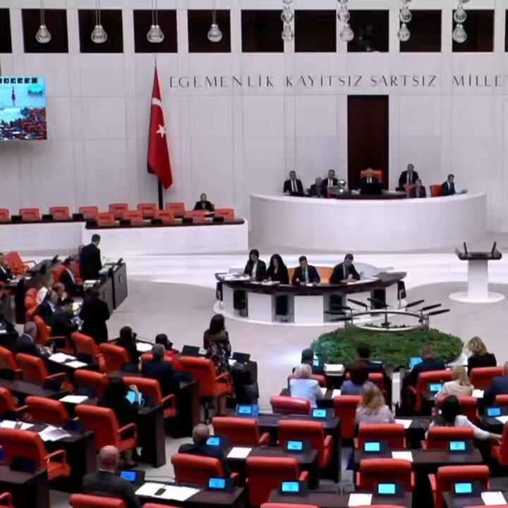 Burası ortak meclisse bu topraklarda yaşayan her kimliğe, her inanca saygı duyulmalıdır. Biz, yıllardır, ortak vatanda demokratik, eşit, özgür bir yaşam sürmenin mücadelesini veriyoruz. Türkiyelilik üst kimliktir, eğer onu demokratikleştirirsek, o şemsiyenin altında herkese yer var; herkes özgür yaşar, herkes eşit yaşar.