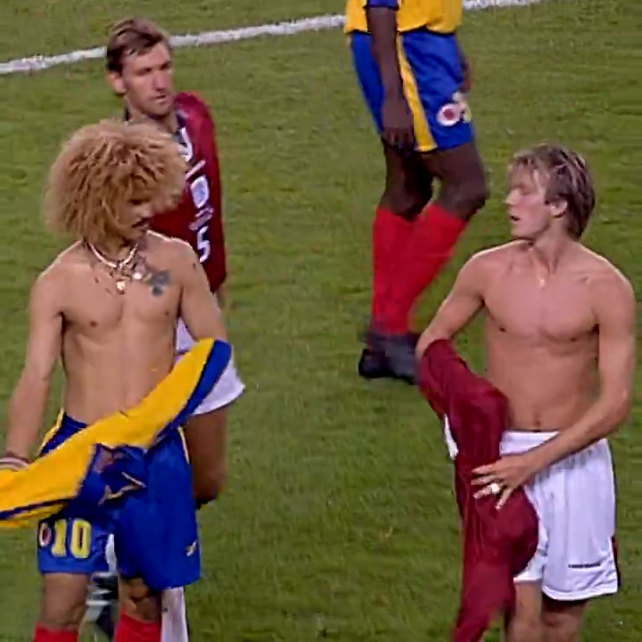 Hoy hace 26 años de este momento. Un joven inglés corre hacia el Pibe Valderrama y le pide su camiseta. Un tal David Beckham.