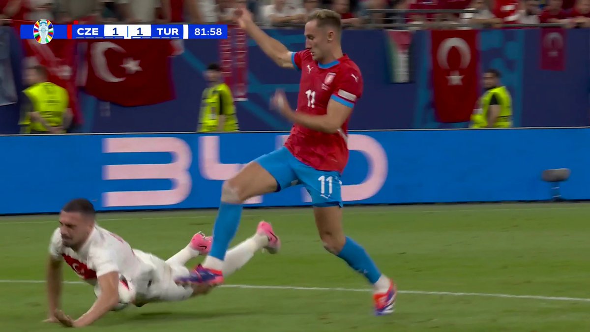 A FOUL IS CALLED ON CZECHIA 😱 THE GOAL DOESN'T COUNT BECAUSE A FOUL WAS CALLED